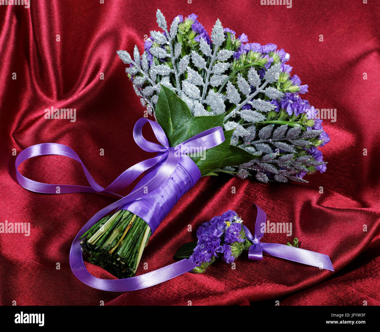 Mariage bouquet de violettes sur un tissu rouge Banque D'Images