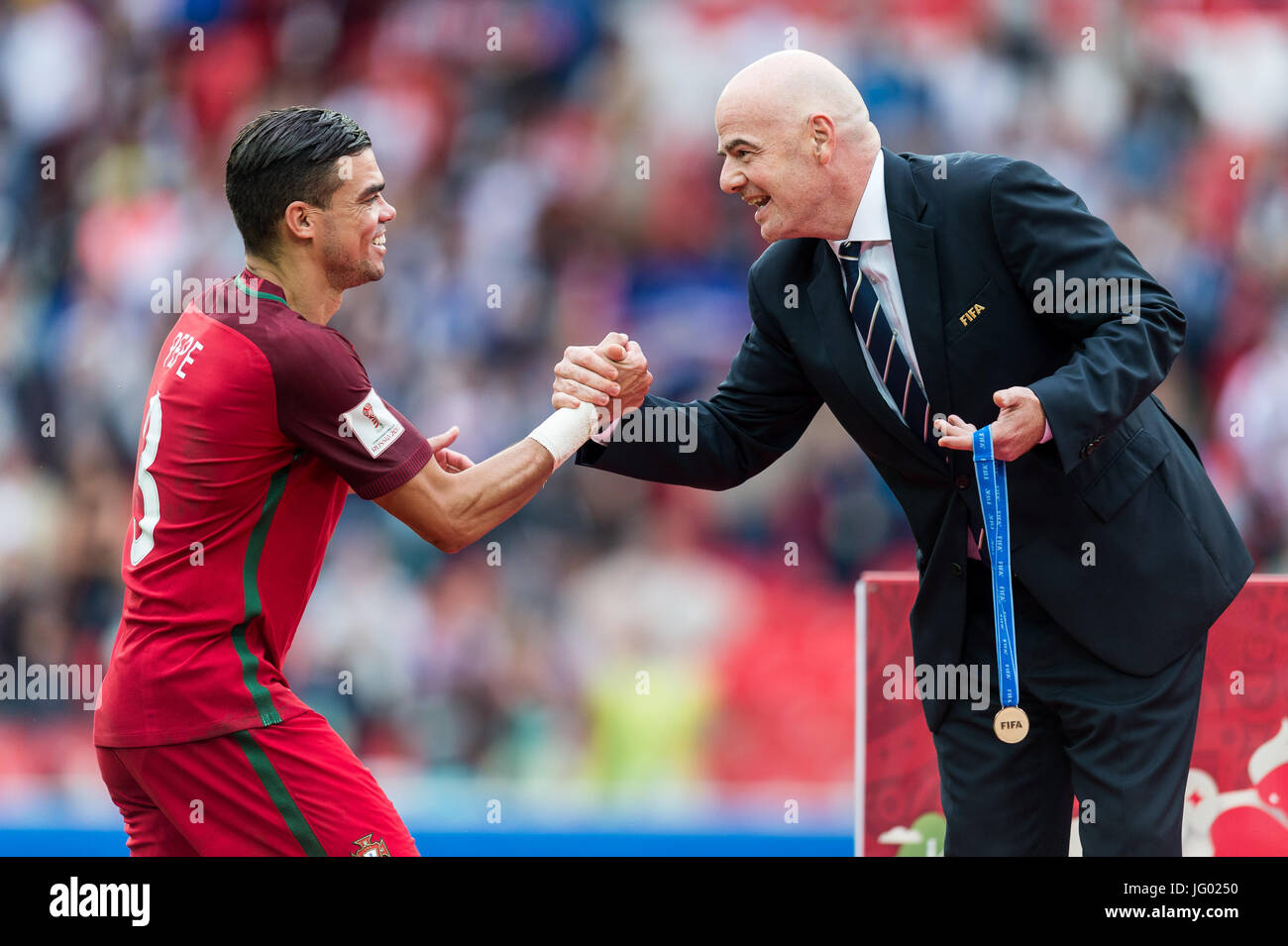 Moscou, Russie. 2 juillet, 2017. Président de la FIFA, Gianni Infantino (R) célèbre Pepe du Portugal avec une médaille de bronze après le match de bronze des confédérations-2017 dans la région de Moscou, Russie, le 2 juillet 2017. Credit : Evgeny Sinitsyn/Xinhua/Alamy Live News Banque D'Images