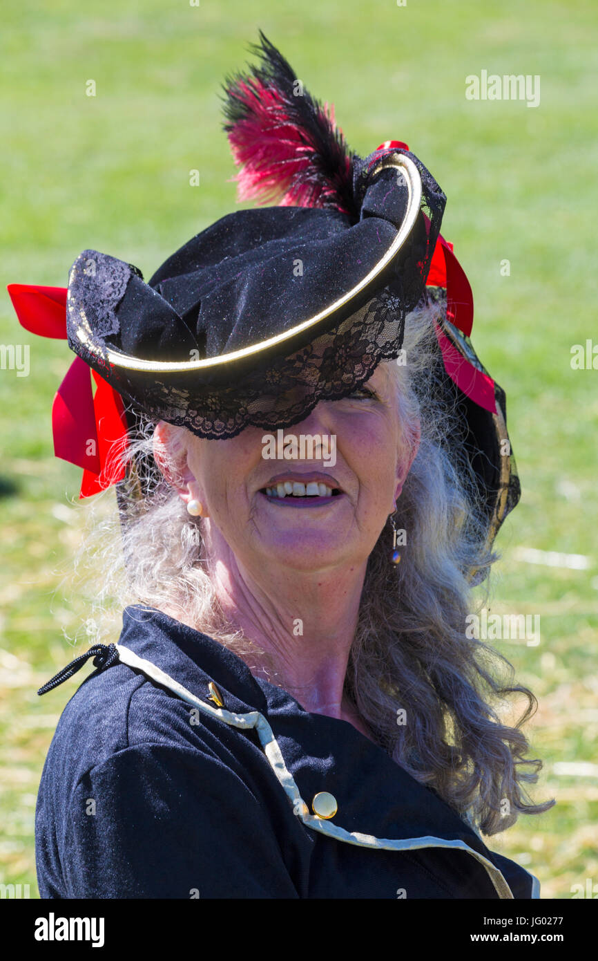 Swanage, Dorset, UK 2e juillet 2017. Descendre sur la foule pour l'Swanage Pirate Purbeck Festival. Femme habillé. Credit : Carolyn Jenkins/Alamy Live News Banque D'Images