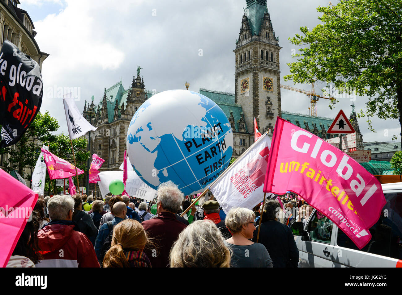 Hambourg, Allemagne. 07 juillet, 2017. mairie, meeting de protestation contre le sommet du G-20 en juillet 2017 , ballon globe avec slogan la planète terre comme première réponse à l'Amérique de Donald Trump , premier Crédit : Joerg Boethling/Alamy Live News Banque D'Images