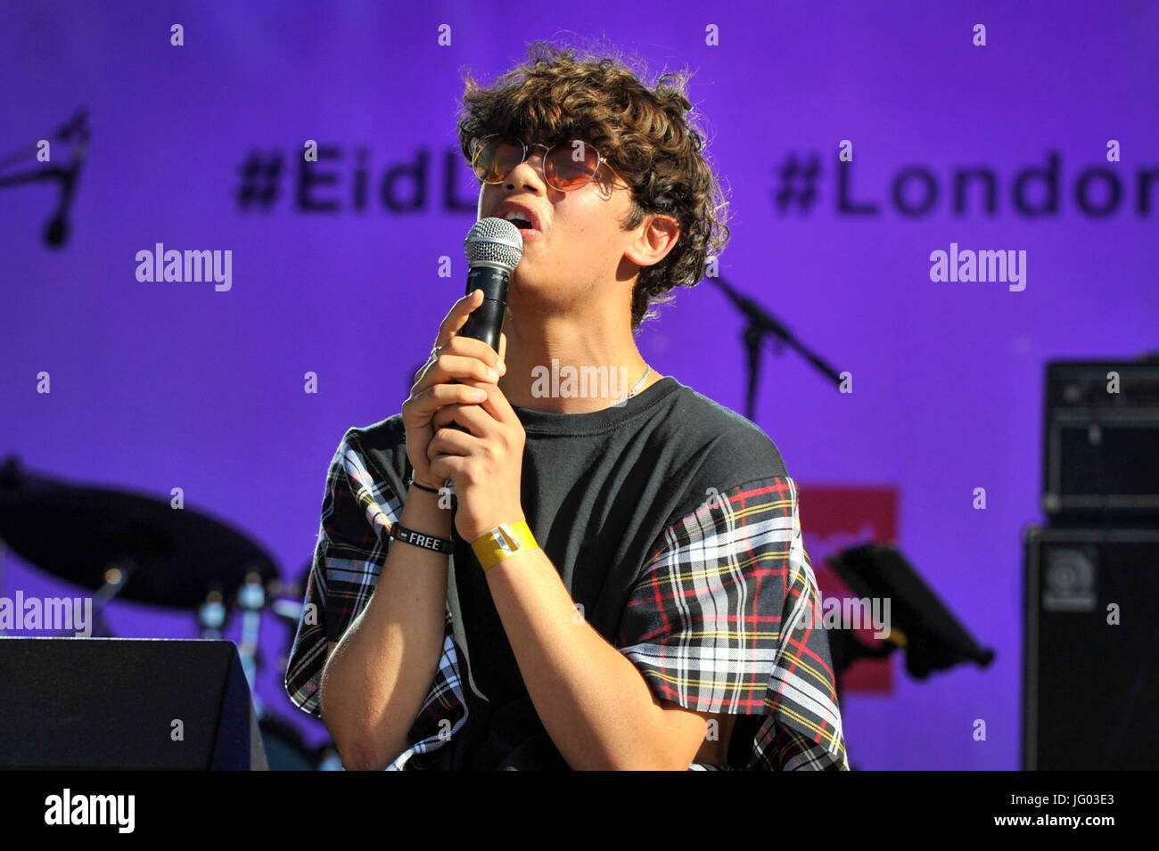 Londres, Royaume-Uni. 2 juillet 2017. Harris J, un chanteur musulman britannique, divertit la foule lors de l'EID Festival à Trafalgar Square, un événement organisé par le maire de Londres. J Harris est diplômé de la célèbre Brit School of Performing Arts de Londres (alumni : Adele, Amy Winehouse). Le maire, le festival a lieu dans le carré d'une semaine après la fin du Ramadan et comprend une variété de spectacles et d'activités culturelles. Crédit : Stephen Chung / Alamy Live News Banque D'Images