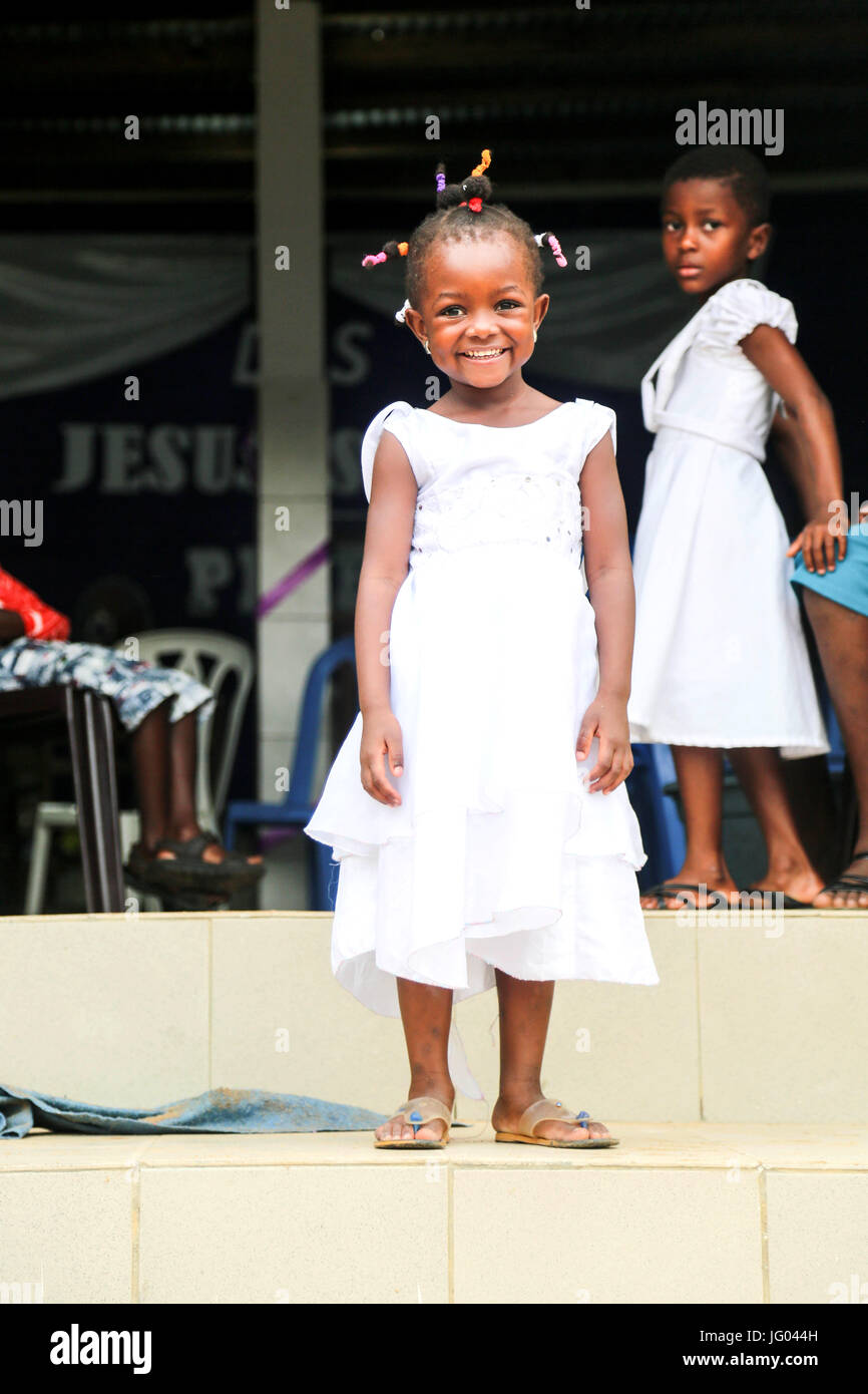 Paysage urbain nocturne du centre d'Abidjan, Côte d'Ivoire, montrant des maisons résidentielles et une ligne d'horizon urbaine illuminées après la tombée de la nuit en Afrique de l'Ouest Banque D'Images