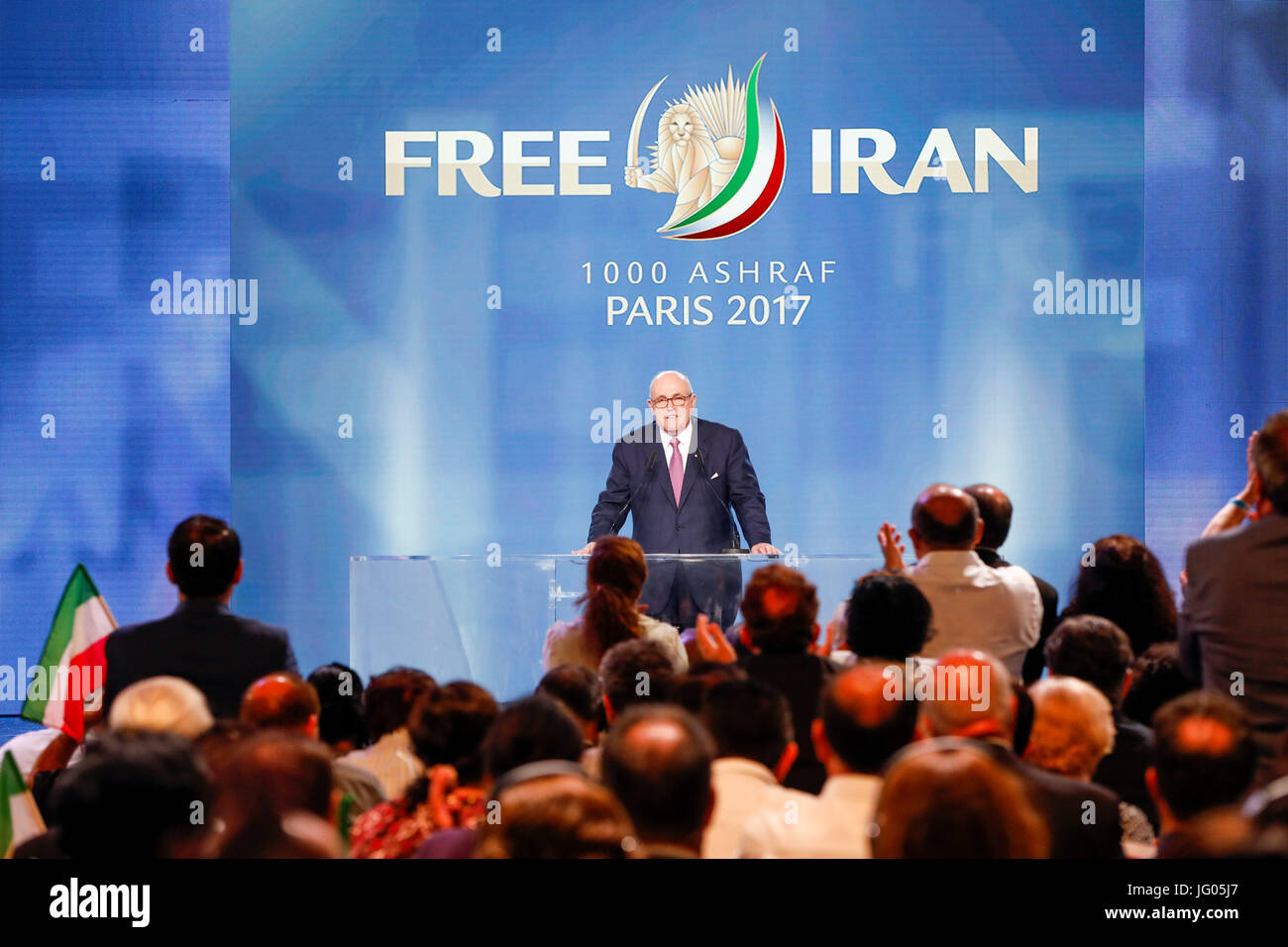 Paris, France 01/07/2017 - La grande réunion annuelle de la résistance iranienne (CNRI) a eu lieu au centre des expositions de Villepinte près de Paris. Maryam Radjavi a parlé devant plus de 100 000 personnes de la diaspora iranienne, venant de partout dans le monde. Les dirigeants politiques français et internationaux a également fait un discours à la soutenir. Banque D'Images