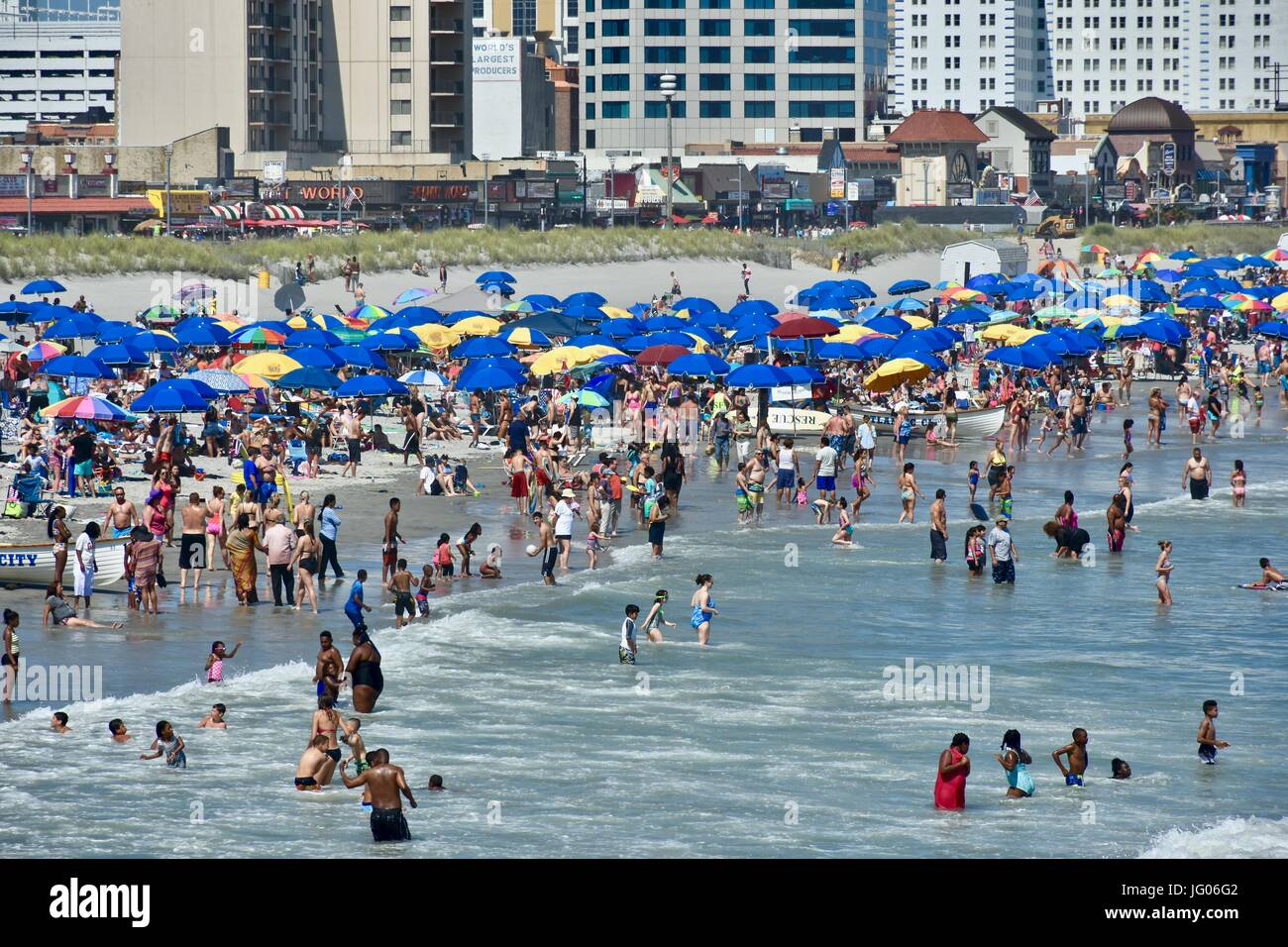 Les touristes et les vacanciers appréciant la belle plage météo à Atlantic City dans le New Jersey sur le week-end du 4 juillet Banque D'Images