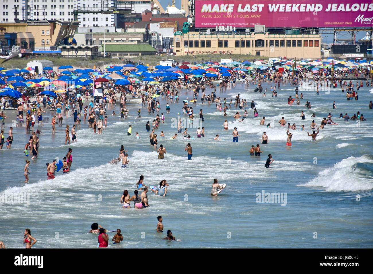 Les touristes et les vacanciers appréciant la belle plage météo à Atlantic City dans le New Jersey sur le week-end du 4 juillet Banque D'Images