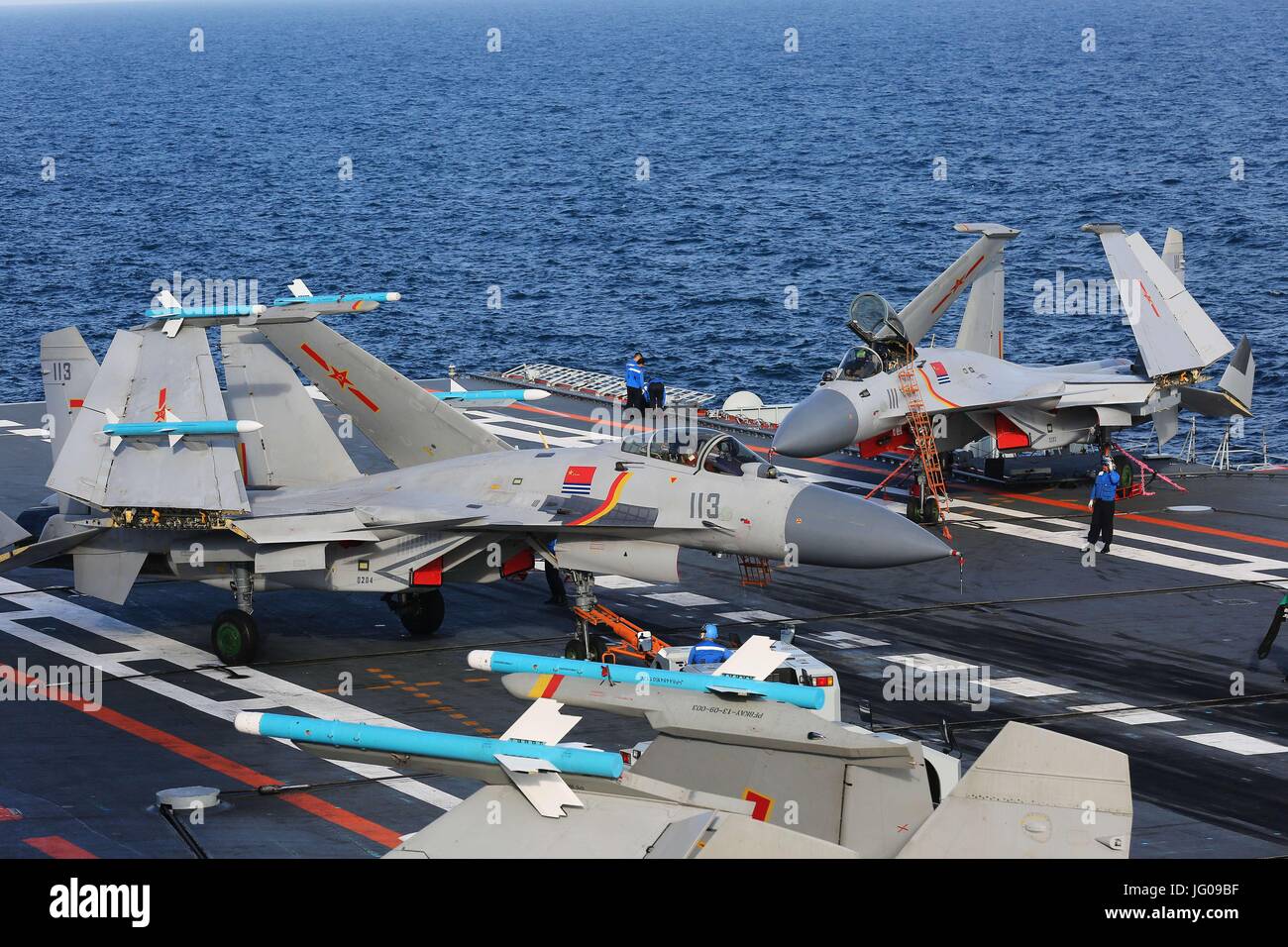 Liaoning à bord de porte-avions. 1er juillet 2017. Un transporteur-charge  J-15 fighter jet est transférée sur le porte-avions chinois, le Liaoning,  le 1er juillet 2017. Une flottille dont le porte-avions Liaoning a