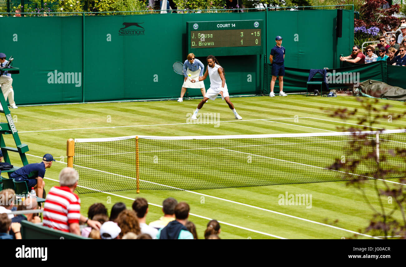 Londres, Royaume-Uni. 3 juillet, 2017. Le joueur de tennis allemand Dustin Brown en action au cours de son 1er tour match à la Tennis de Wimbledon 2017 au All England Lawn Tennis et croquet Club à Londres. Crédit : Frank Molter/Alamy Live News Banque D'Images