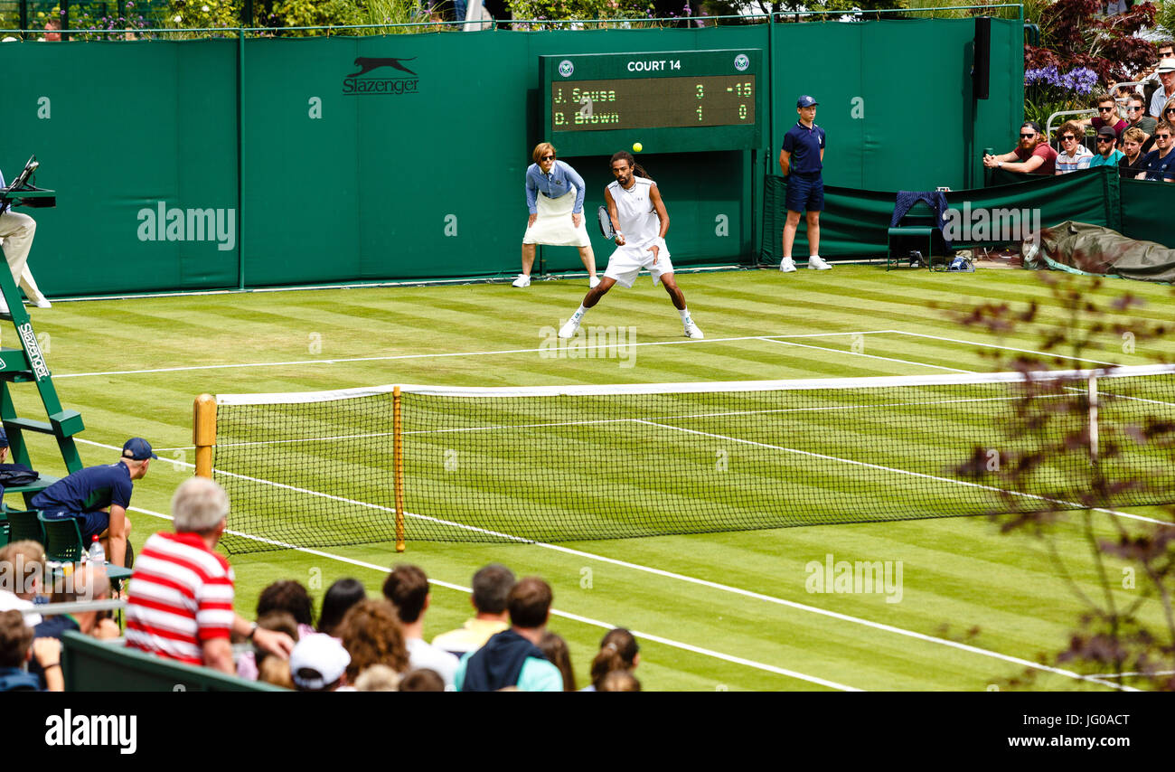 Londres, Royaume-Uni. 3 juillet, 2017. Le joueur de tennis allemand Dustin Brown en action au cours de son 1er tour match à la Tennis de Wimbledon 2017 au All England Lawn Tennis et croquet Club à Londres. Crédit : Frank Molter/Alamy Live News Banque D'Images