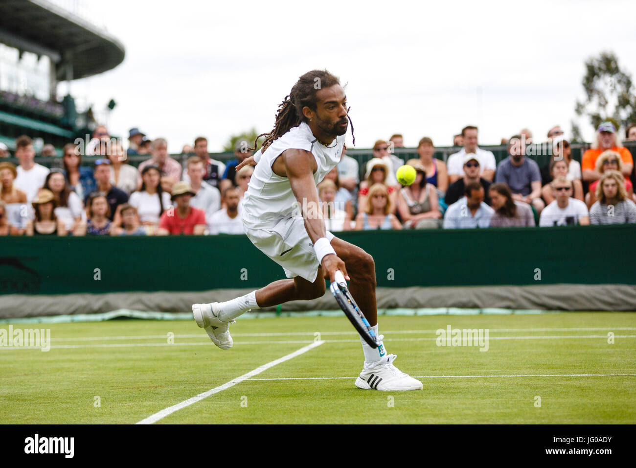 Londres, Royaume-Uni. 3 juillet, 2017. Le joueur de tennis allemand Dustin Brown en action au cours de son 1er tour match à la Tennis de Wimbledon 2017 au All England Lawn Tennis et croquet Club à Londres. Crédit : Frank Molter/Alamy Live News Banque D'Images