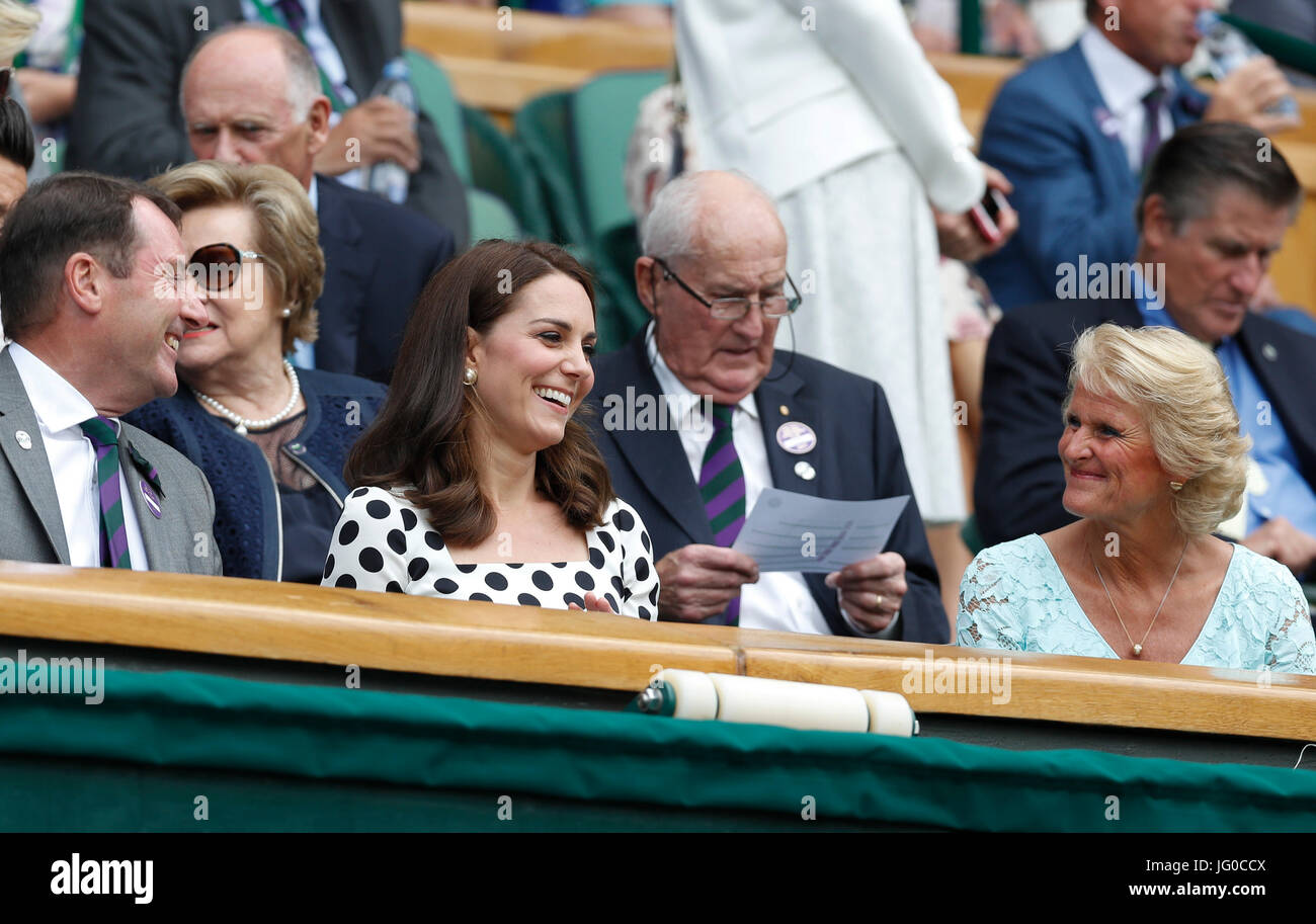 Londres, Royaume-Uni. 3 juillet, 2017. Catherine, la duchesse de Cambridge, montres le masculin premier match entre Andy Murray de Grande-Bretagne et Alexander Bublik du Kazakhstan au cours jour 1 du championnat à Wimbledon Wimbledon 2017, Londres, Angleterre le 3 juillet 2017. Credit : Han Yan/Xinhua/Alamy Live News Banque D'Images