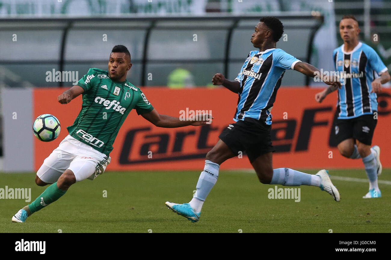 SÃO PAULO, SP - 01.07.2017 : PALMEIRAS X GRÊMIO - Le joueur Borja, de se Palmeiras, joue le ballon avec le joueur 00421, ? ?Lincoln, pendant un match valable pour la onzième manche du Championnat du Brésil,, Série A, dans le stade de Pacaembu. (Photo : Cesar Greco/Fotoarena) Banque D'Images
