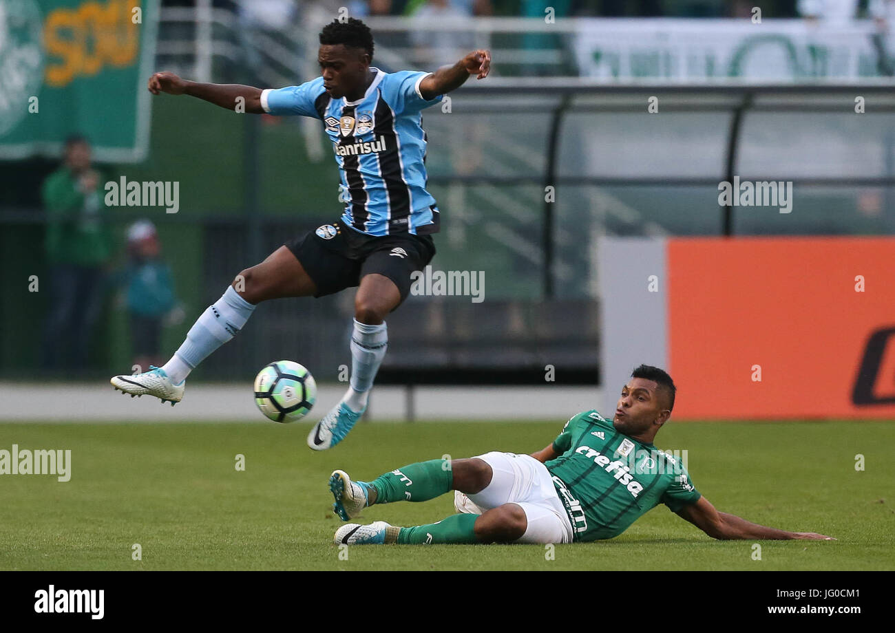 SÃO PAULO, SP - 01.07.2017 : PALMEIRAS X GRÊMIO - Le joueur Borja, de se Palmeiras, joue le ballon avec le joueur 00421, ? ?Lincoln, pendant un match valable pour la onzième manche du Championnat du Brésil,, Série A, dans le stade de Pacaembu. (Photo : Cesar Greco/Fotoarena) Banque D'Images