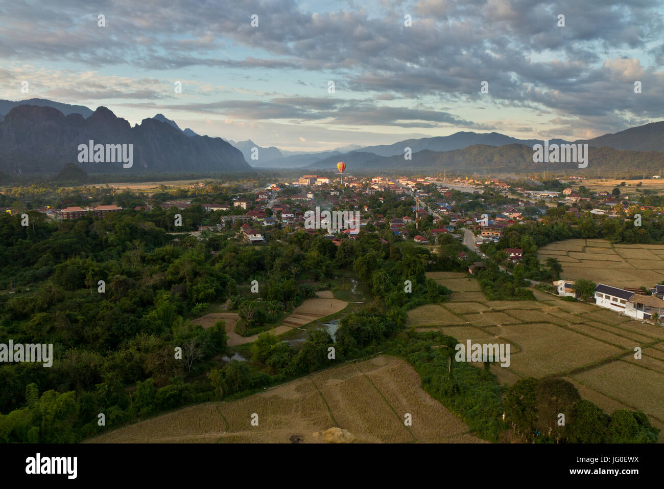 Paysage de Vang Vieng, Laos - Hot air ballon dans le ciel Banque D'Images