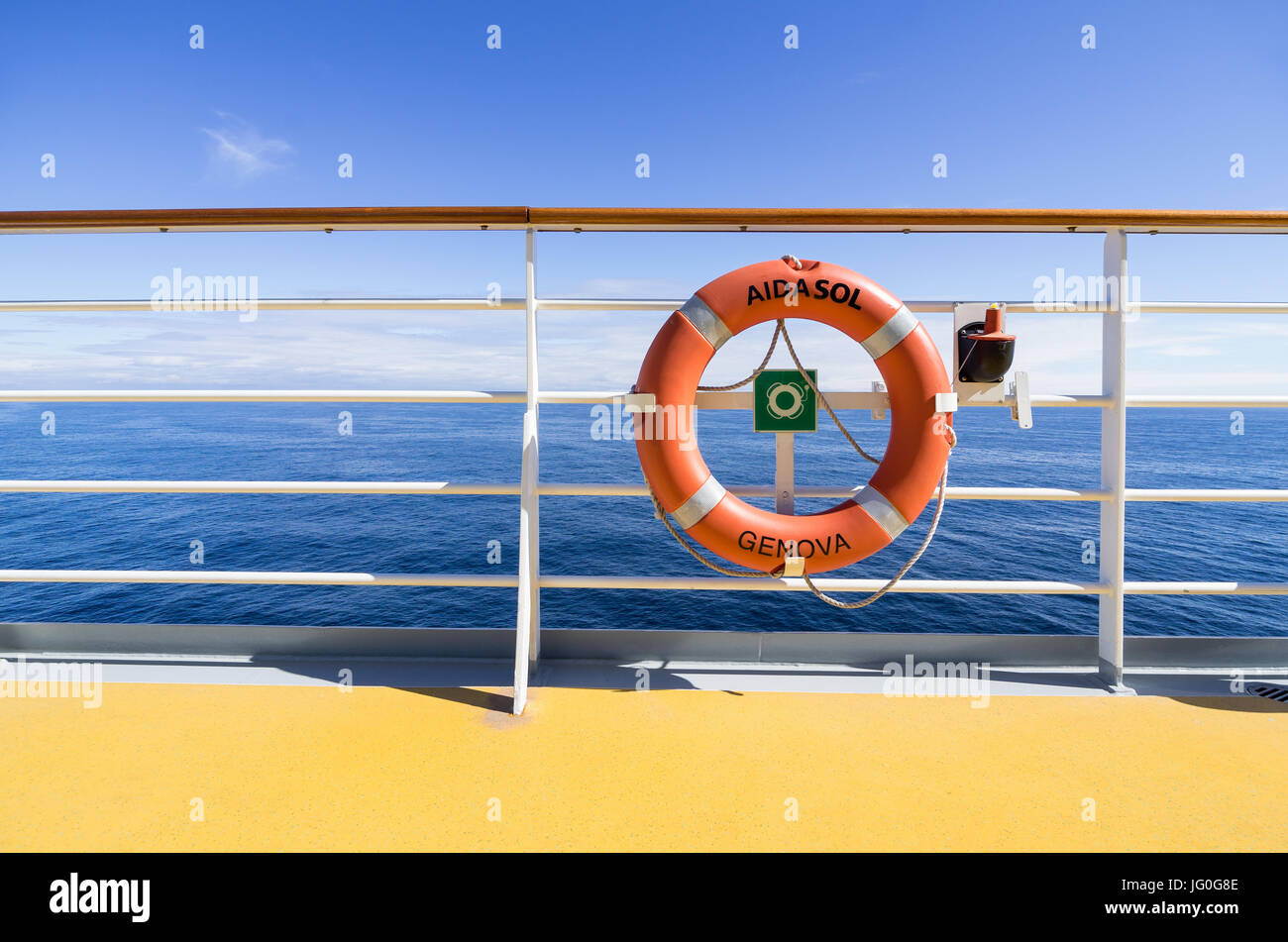 Bouée couronne à bord AIDAsol. AIDAsol est un navire de croisière de classe Sphinx, construit à Meyer Werft pour AIDA Cruises, l'un des dix marques détenues par Carnival Corp. Banque D'Images