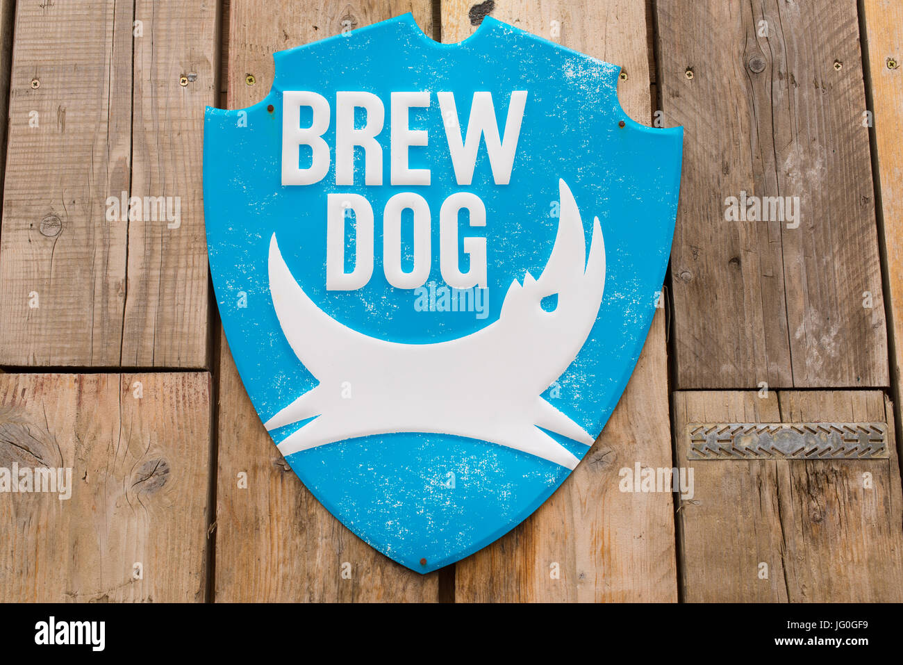 Brew Dog Brewery logo sur une plaque de métal sur un mur en bois. BrewDog est une chaîne multinationale de brasserie et pub basé à Vendôme, de l'Écosse. Banque D'Images