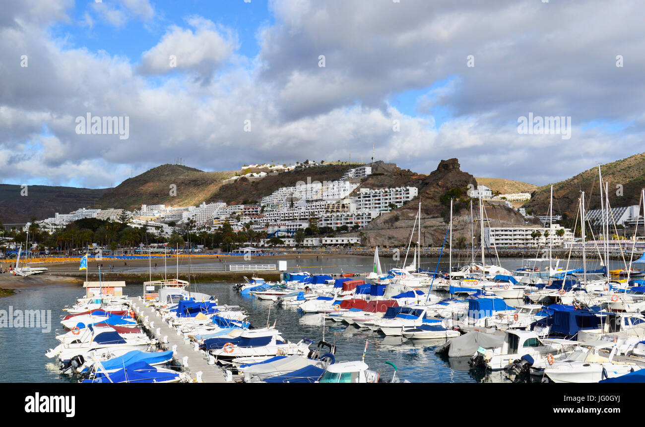 Puerto Rico, Gran Canaria, Espagne, avec une marina à l'avant-plan Banque D'Images