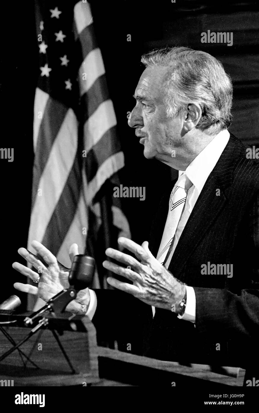 Journaliste de CBS Walter Cronkite parle lors d'une conférence de presse à Providence RI en juin 1974. Banque D'Images