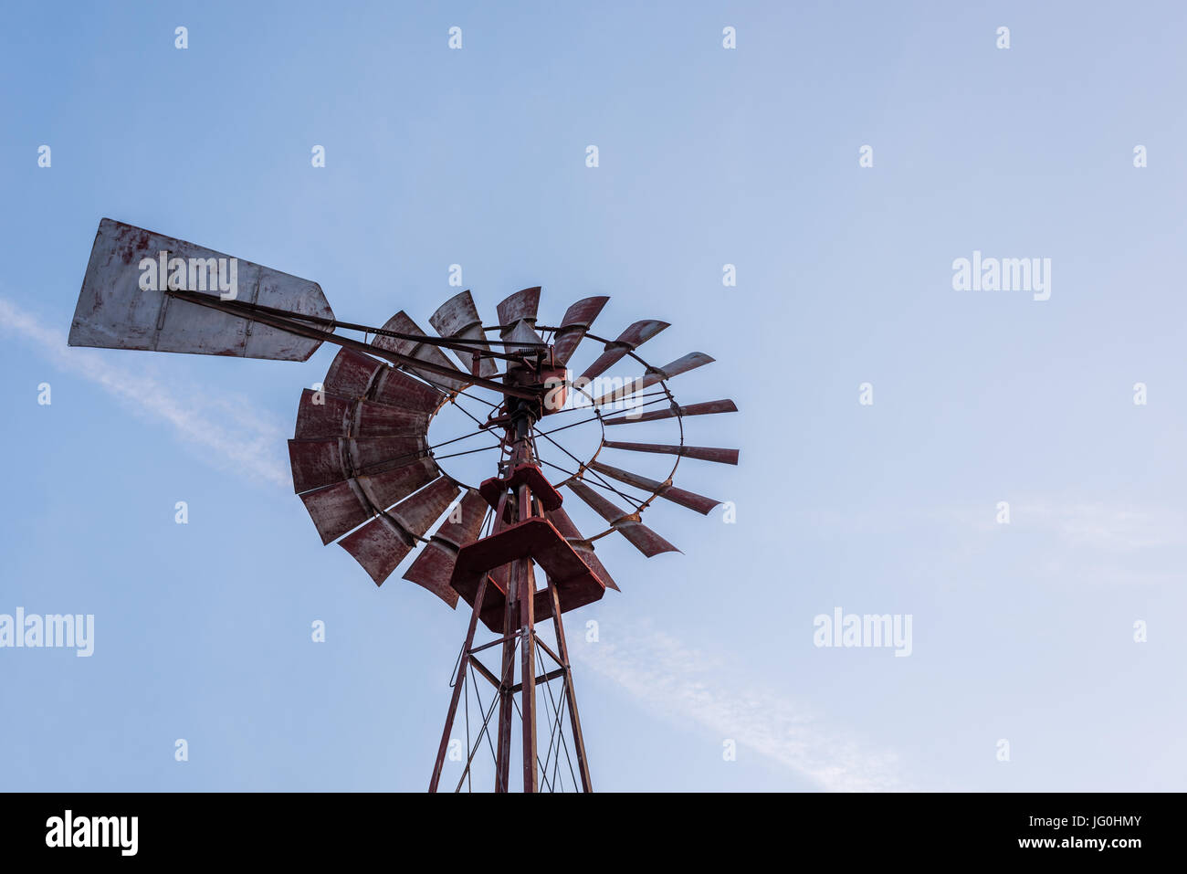 Ancien moulin à vent contre le ciel bleu Banque D'Images