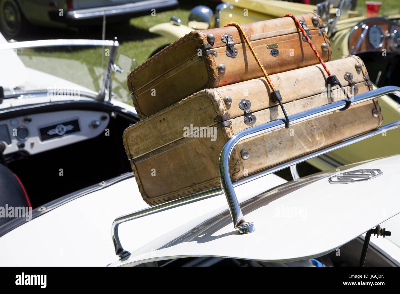 Valises sur un porte-bagages sur le couvercle de coffre de voiture MG Photo  Stock - Alamy