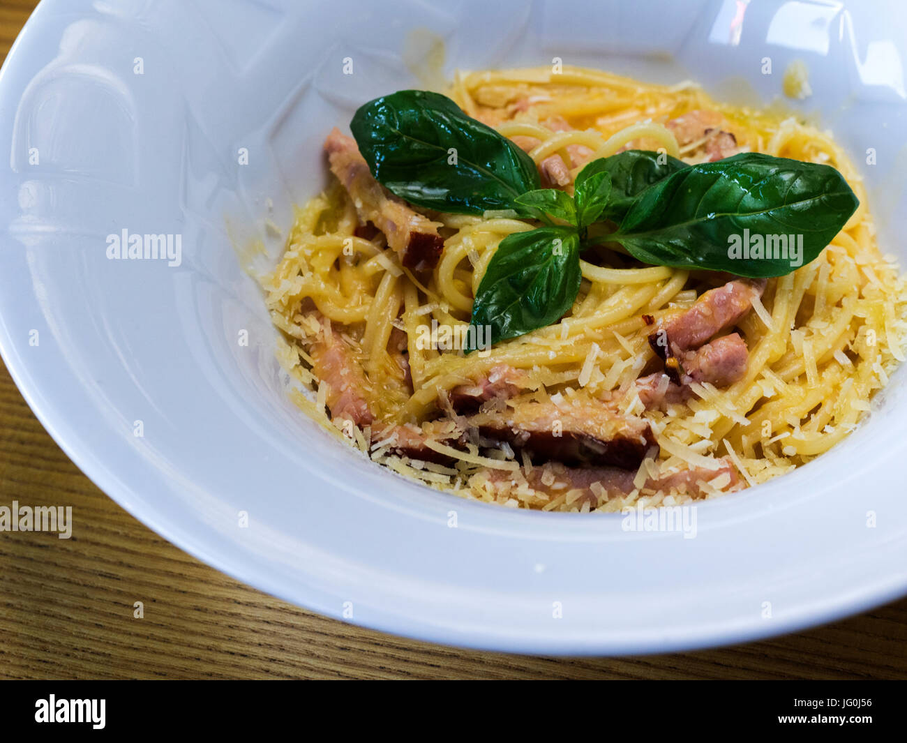 La cuisine italienne : Pasta alla carbonara Spaghetti, bacon, sauce au poivre noir, blanc Banque D'Images