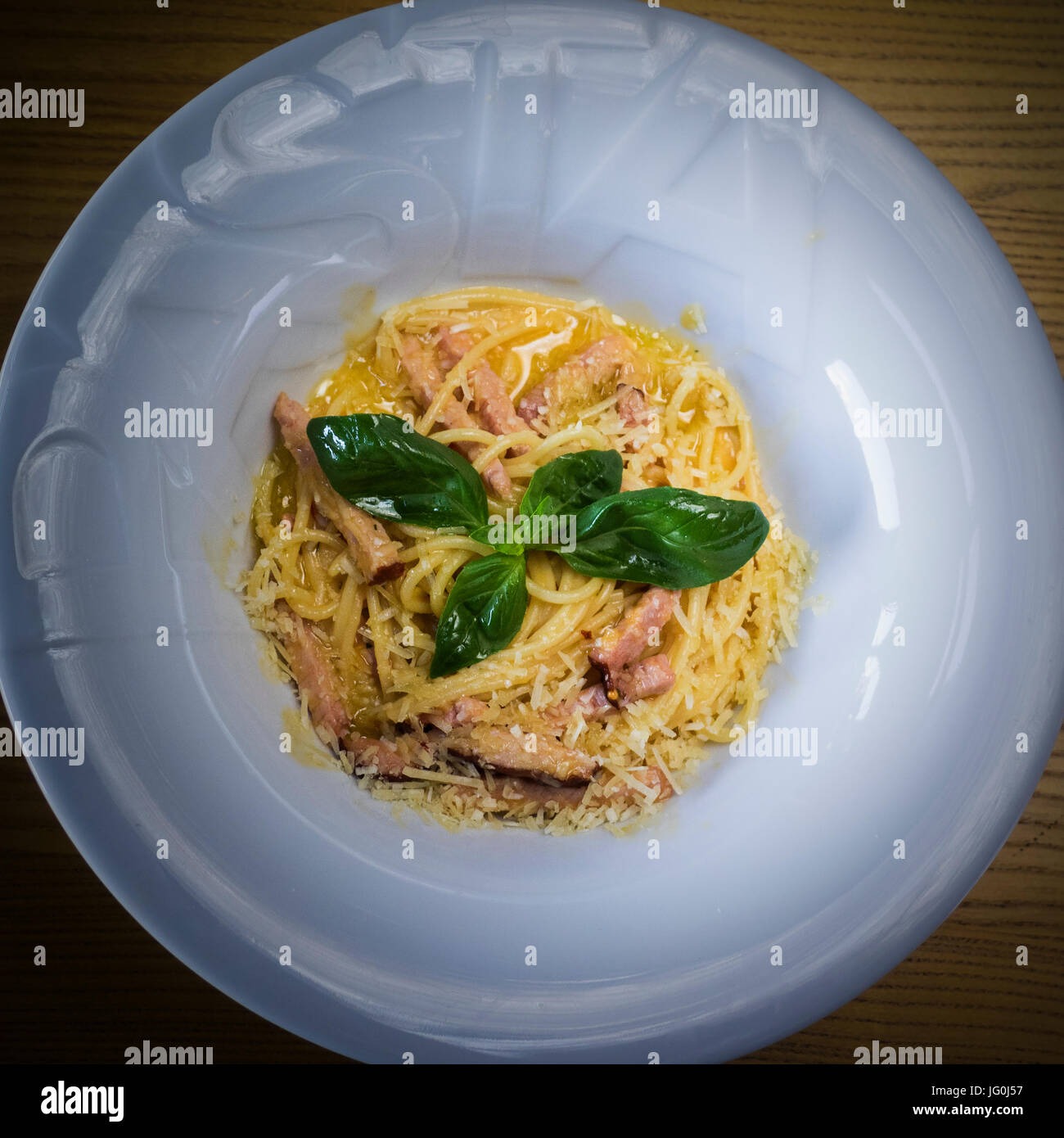 La cuisine italienne : Pasta alla carbonara Spaghetti, bacon, sauce au poivre noir, blanc Banque D'Images