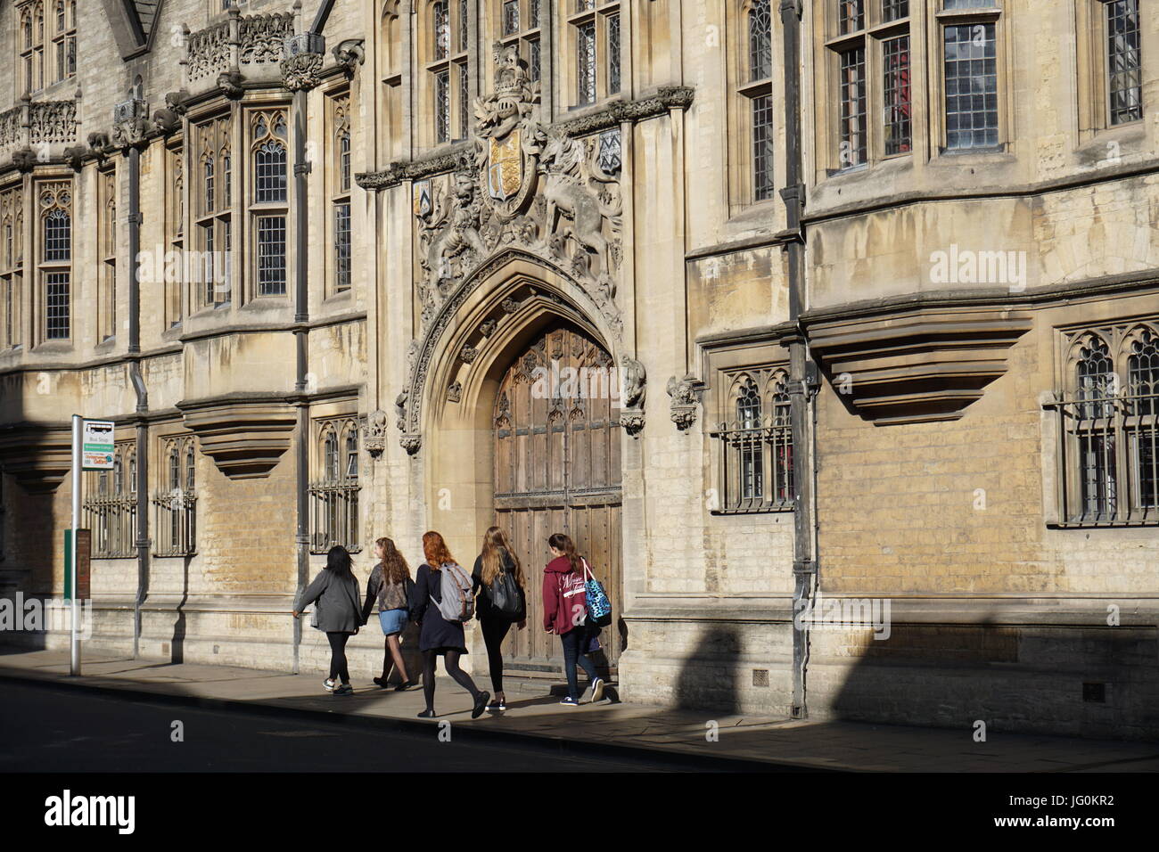 Les filles marcher passé Brasenose College Banque D'Images