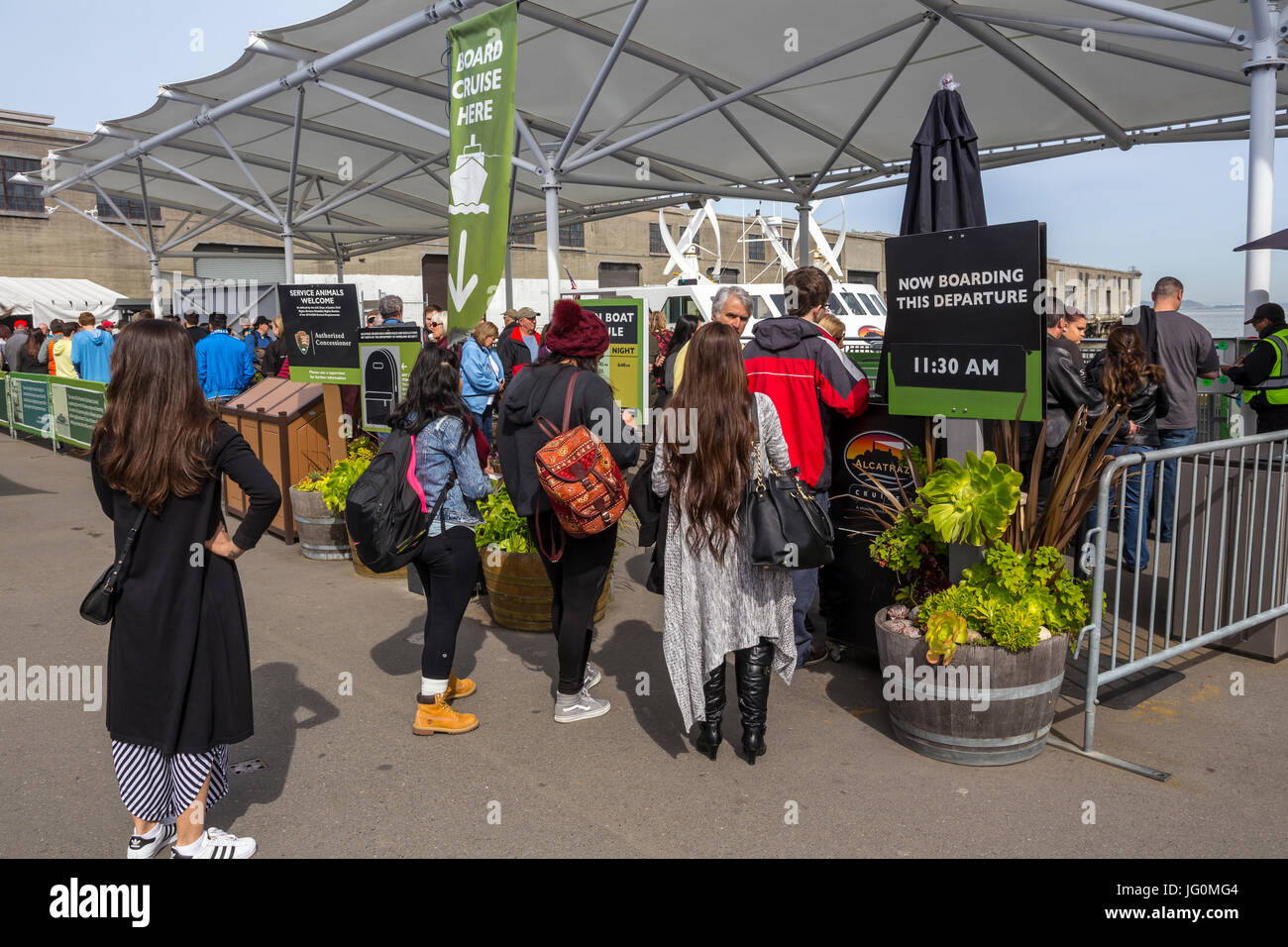 Départ de ferry, zone d'embarquement, alcatraz cruises, alcatraz alcatraz, ferry landing, Pier 33, de l'Embarcadero, San Francisco, California, UNITED STATES Banque D'Images