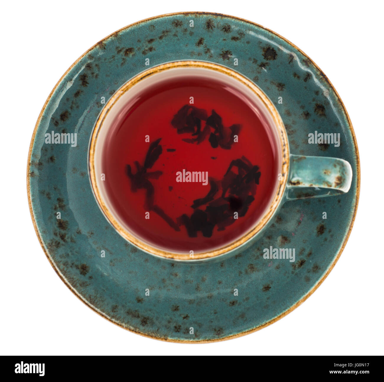 Tasse de thé rouge en bleu sur fond blanc. Studio Photo Banque D'Images