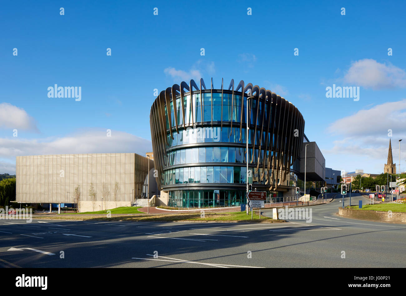 Les ailettes et façade en verre du nouveau bâtiment Oastler, Huddersfield University Campus, West Yorkshire Banque D'Images