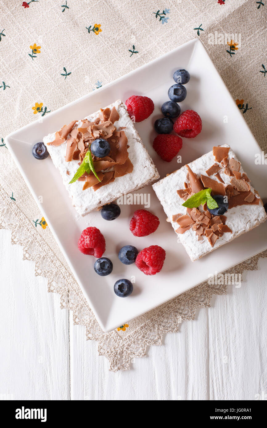 Morceaux de gâteau au chocolat aux fruits rouges sur une plaque. vertical Vue de dessus Banque D'Images