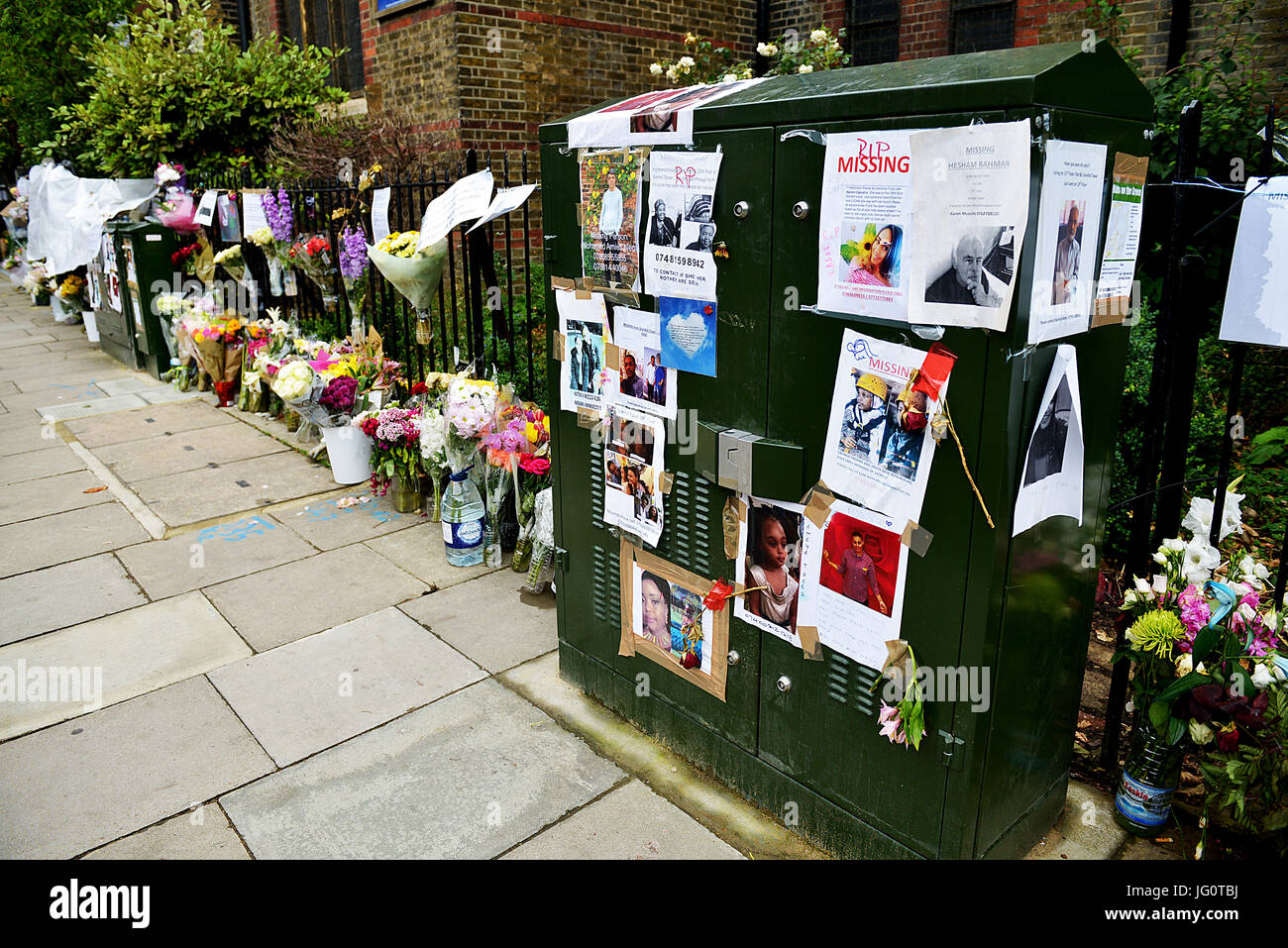 Tributs floraux & messages pour les victimes de la catastrophe de l'incendie de la tour de Grenfell, Londres, qui a laissé de nombreuses familles sans abri et 58 morts ou disparus. Banque D'Images