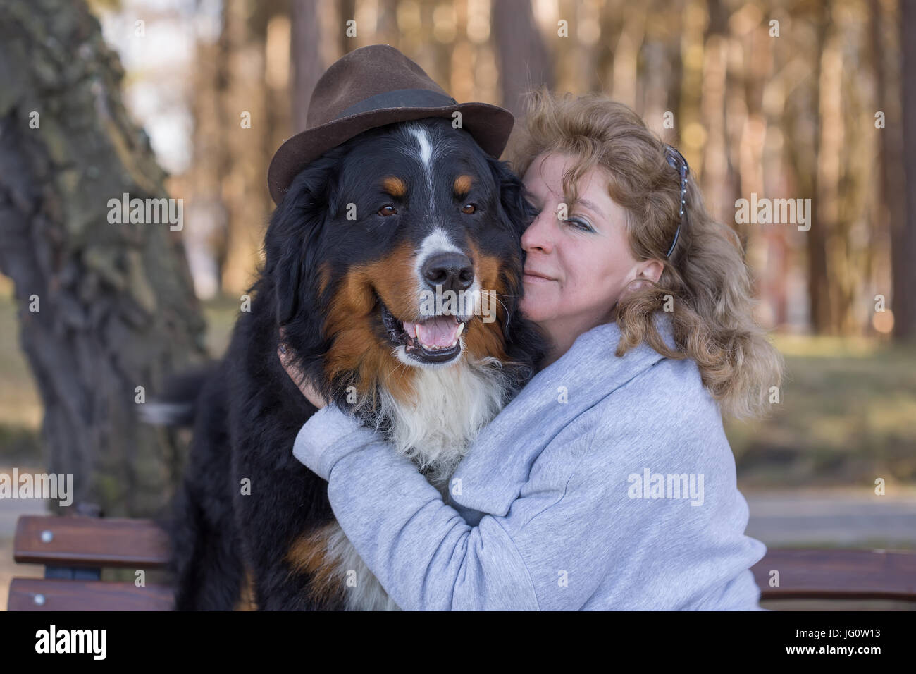 Femme avec bernois sur la nature Banque D'Images