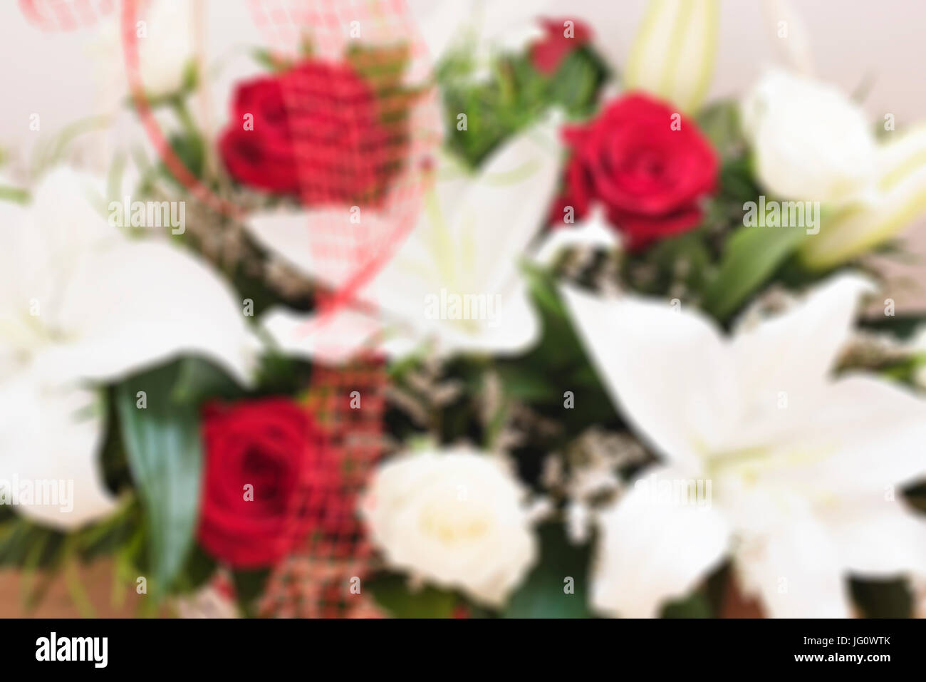 Fleurs colorées (bouquet) Arrière-plan flou. Unfocused bouquet de lys blancs et roses rouges. Floral background Banque D'Images