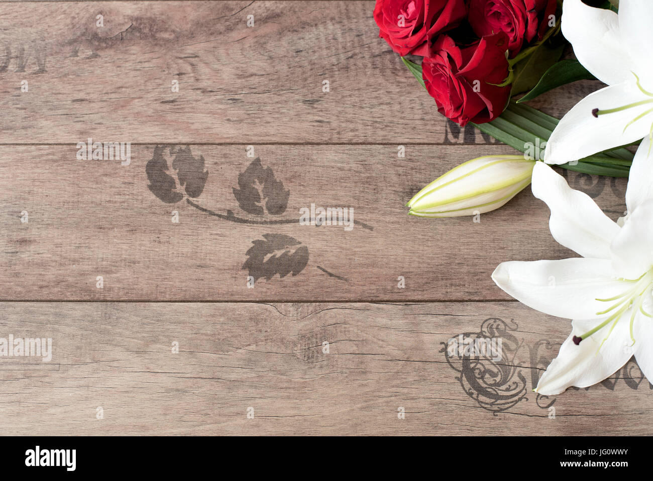Floral frame avec de superbes lys blancs et roses rouges sur fond de bois. Copier l'espace. Carte-cadeau, mariage, la saint valentin ou la fête des mères background Banque D'Images