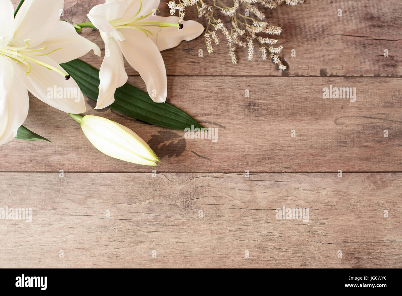 Floral frame avec calla blanc, lys sur fond de bois. Marketing de style de photographie. Copier l'espace. Carte-cadeau, mariage, la saint valentin ou mères d Banque D'Images