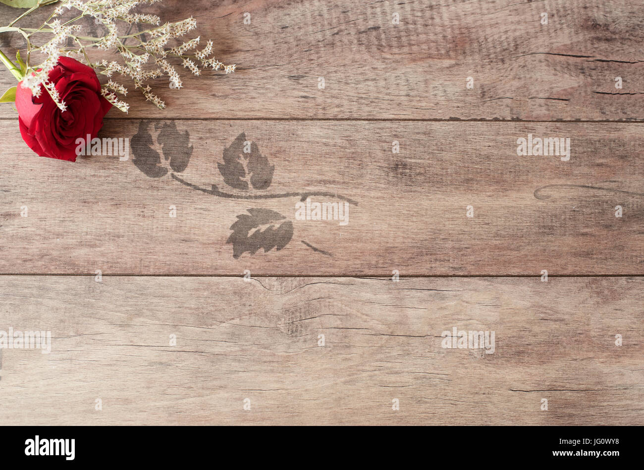 Floral frame avec une belle rose rouge sur fond de bois. Copier l'espace. Carte-cadeau, mariage, la saint valentin ou la fête des mères background Banque D'Images