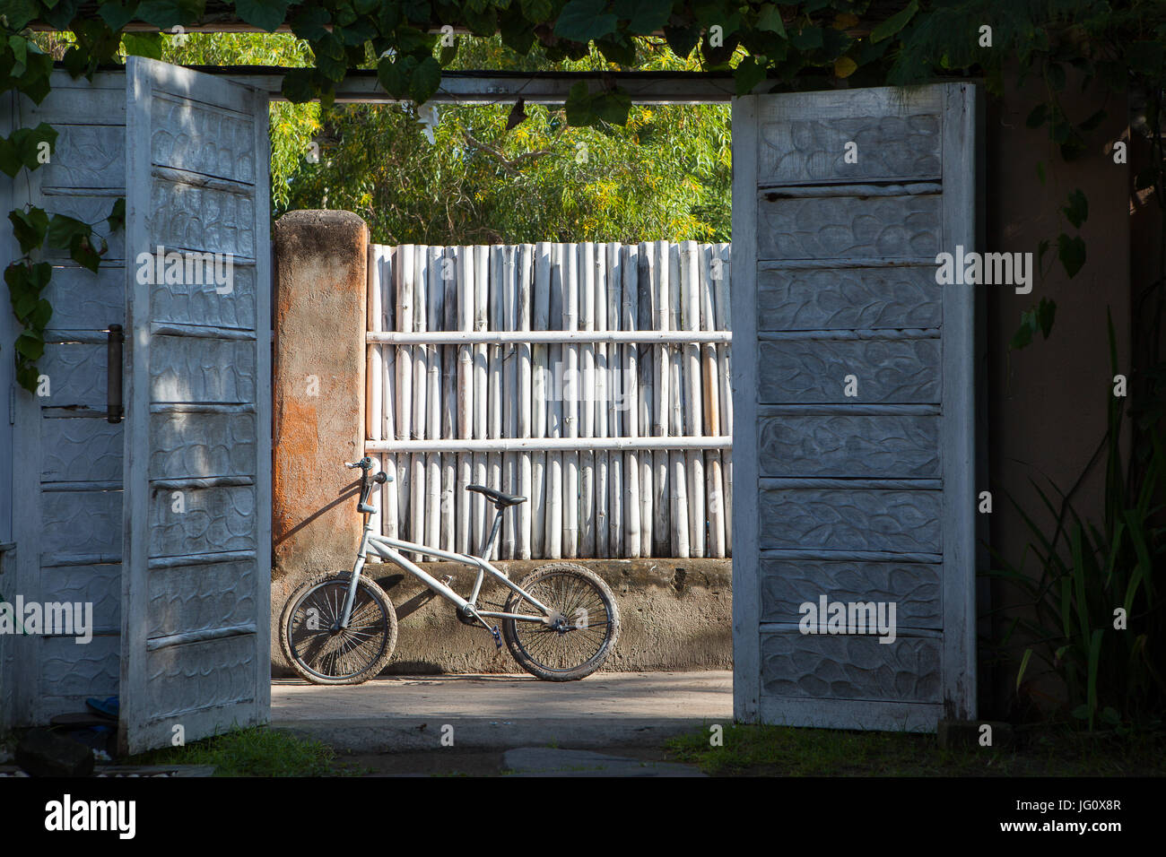 Vieux vélo blanc dans la campagne sur l'arrière-plan de la clôture Banque D'Images