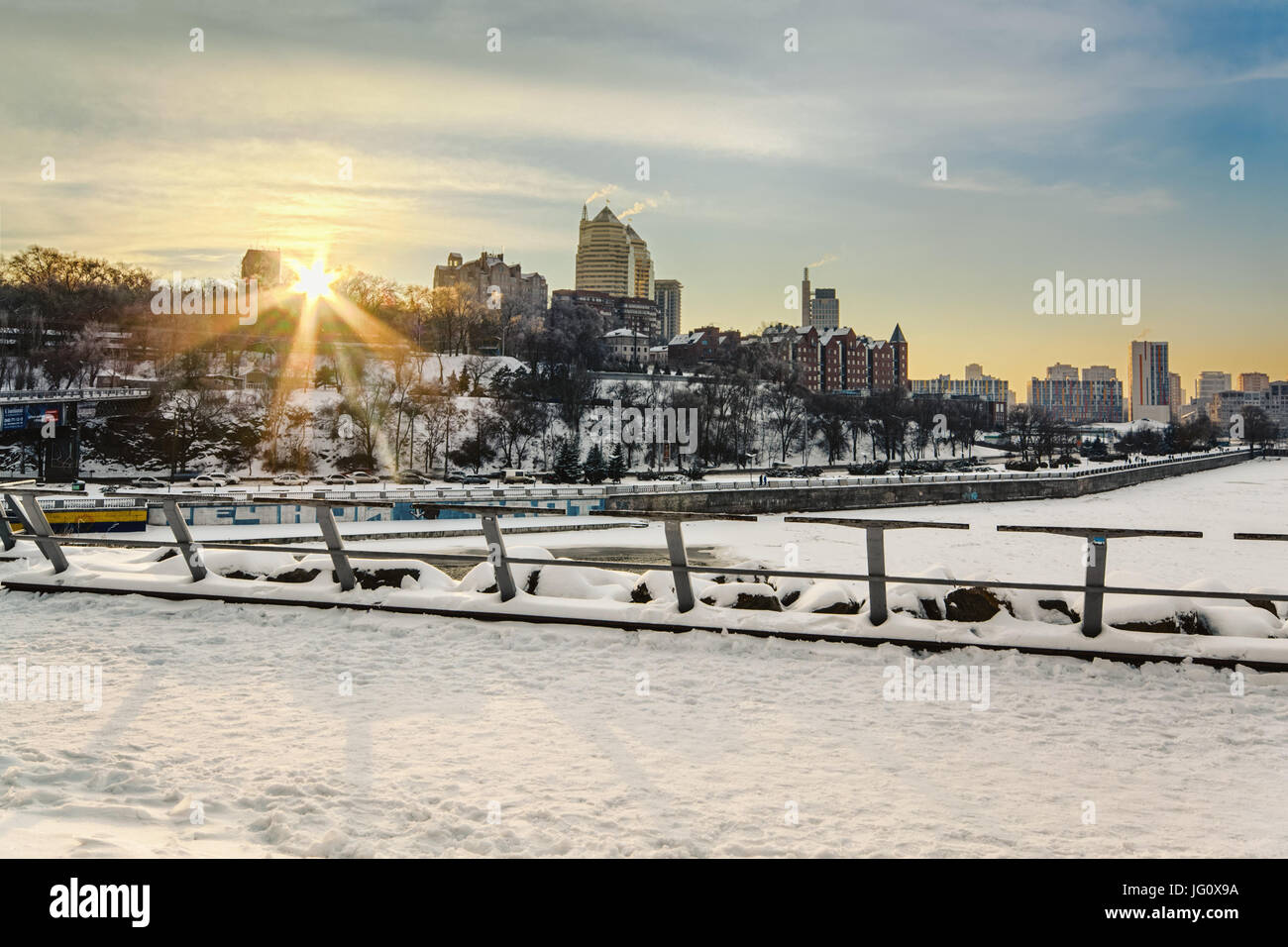 Belle vue sur la ville au coucher du soleil. Dnipropetrovsk. L'Ukraine Banque D'Images