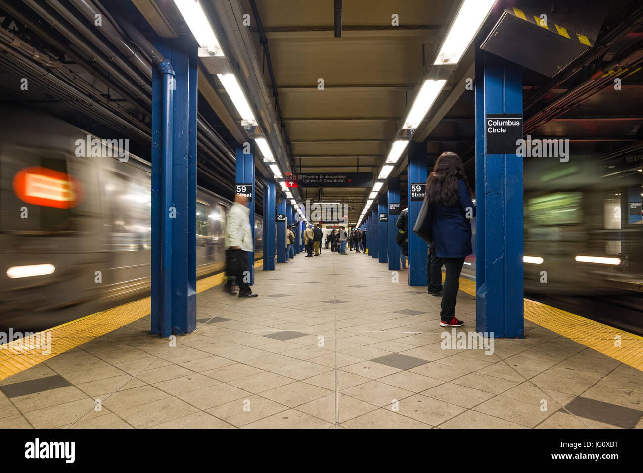 La plate-forme de la station de métro avec des passagers et trains, New York Banque D'Images