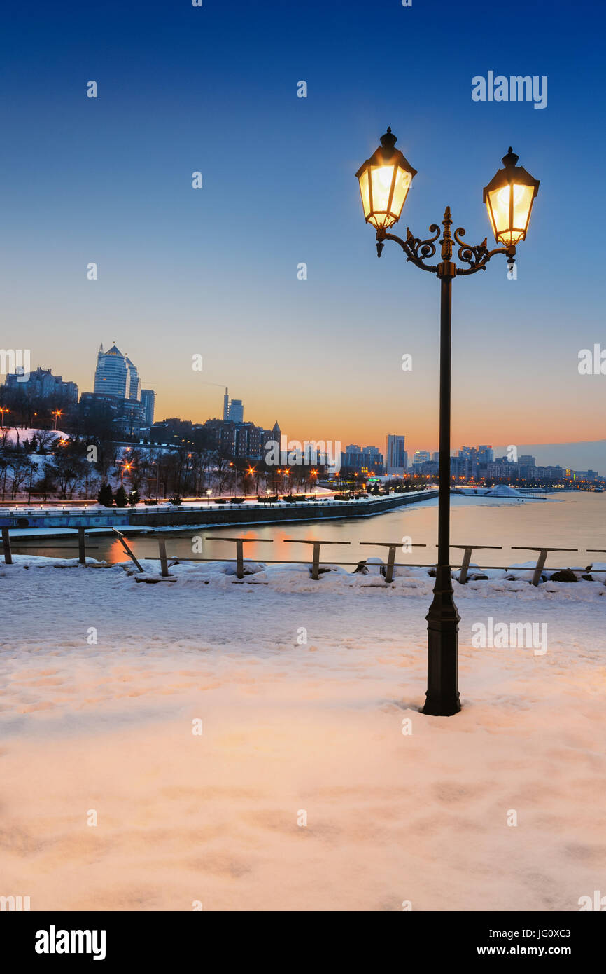 Belle lanterne avec une vue sur la ville la nuit. Dnipropetrovsk. L'Ukraine Banque D'Images