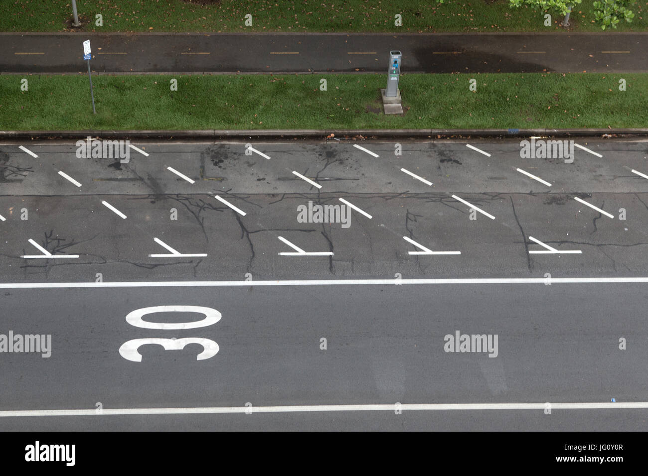 Des aires de stationnement de voiture vacants en ville Banque D'Images