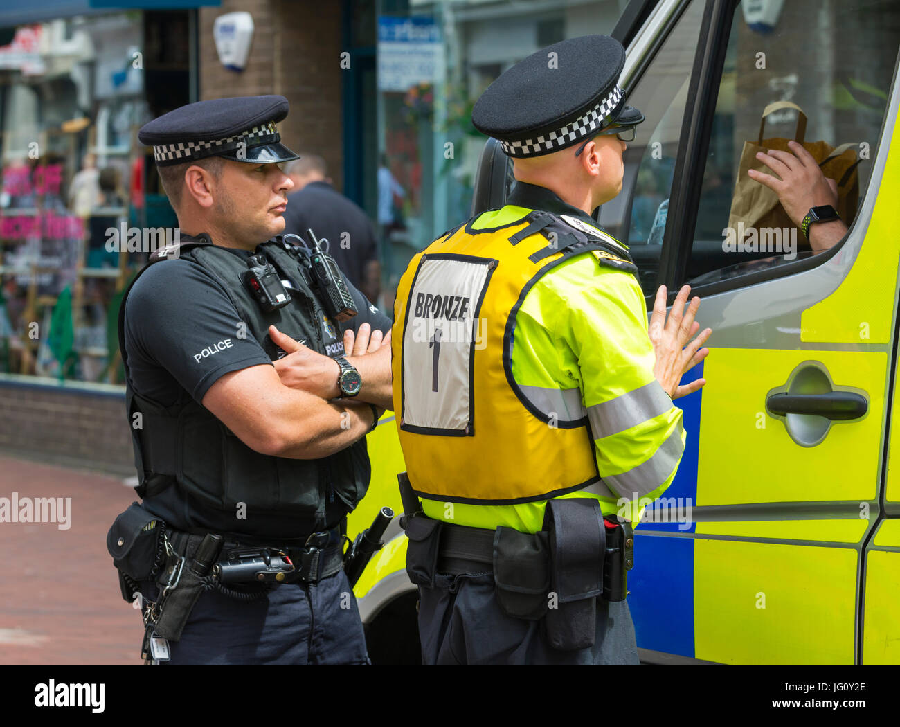 Police à une protestation auprès de la police commandant Bronze parlant à d'autres officiers, dans le sud de l'Angleterre, Royaume-Uni. Banque D'Images