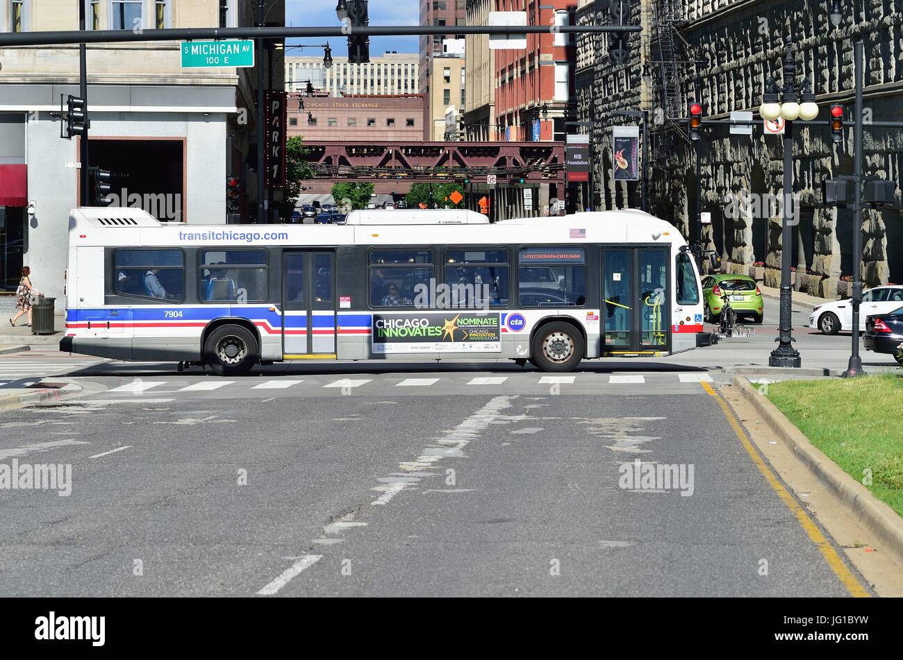 Chicago, Illinois, USA. Un bus CTA voyageant le long de Michigan Avenue dans le centre-ville de Chicago. Banque D'Images