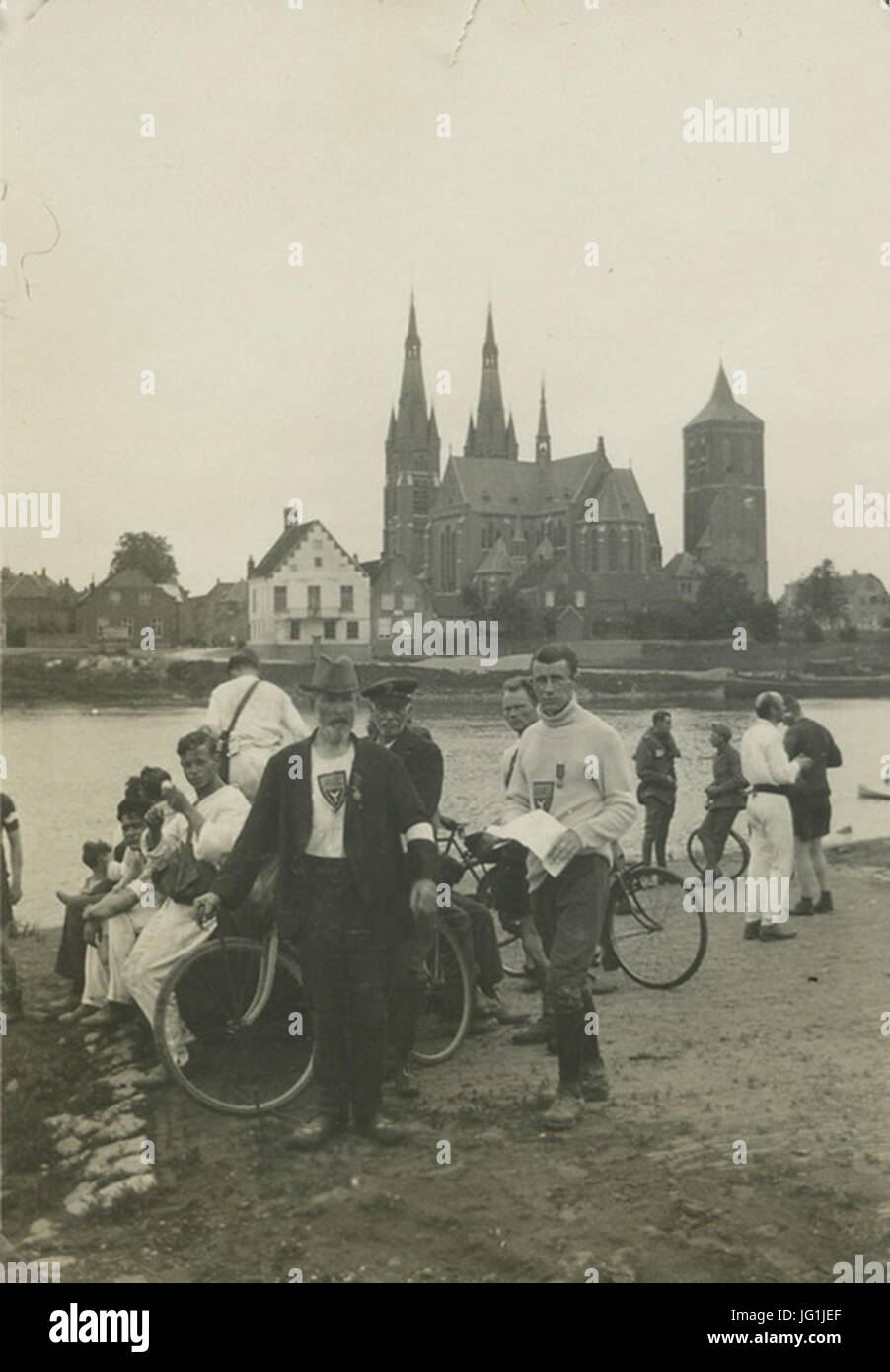 Gezicht op Cuijk vanaf de Maasoever bij Mook tijdens een Vierdaagse in de jaren - F42500 - KNBLO Banque D'Images