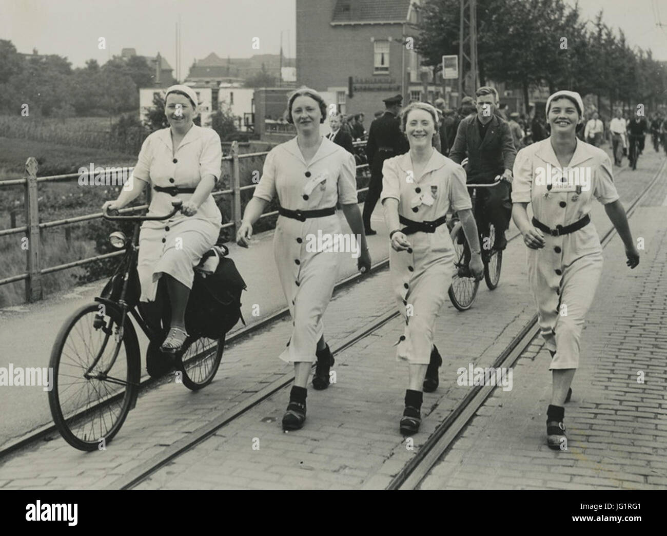 De drie deelneemsters van de korfbal- en atletiekvereniging Noviomagum op het sp - F40807 - KNBLO Banque D'Images
