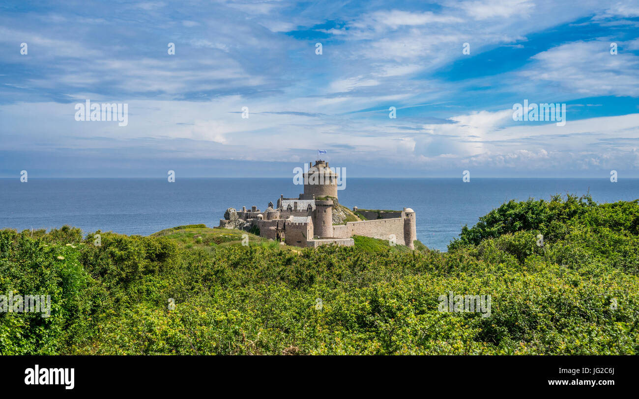 France, Bretagne, Côtes d'Armor, la Côte d'Émeraude, vue du Fort la Latte, une forteresse en pierre avec des tours du 13e siècle Banque D'Images