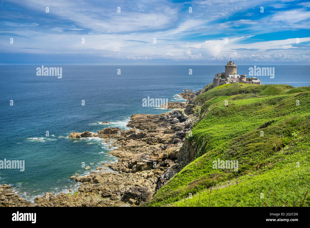 France, Bretagne, Côtes d'Armor, la Côte d'Émeraude, vue du Fort la Latte, une forteresse en pierre avec des tours du 13e siècle Banque D'Images