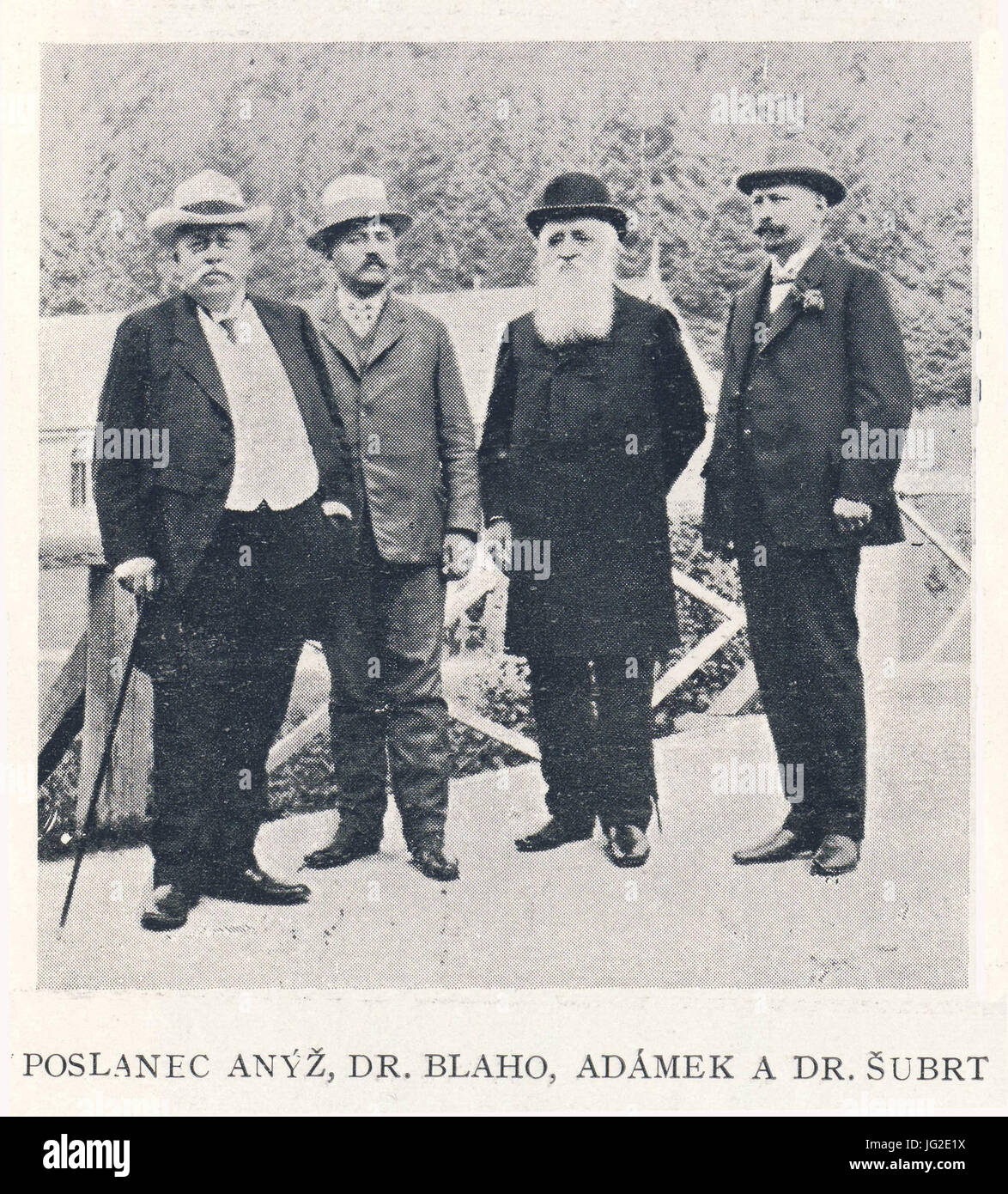 Photographie historique de 1911 représentant Josef Anž, Pavel Blaho, Karel Adámek et Eduard Šubrt à Luhacovice, une ville thermale en République tchèque. Cette image capture ces chiffres dans un contexte social ou professionnel. Banque D'Images