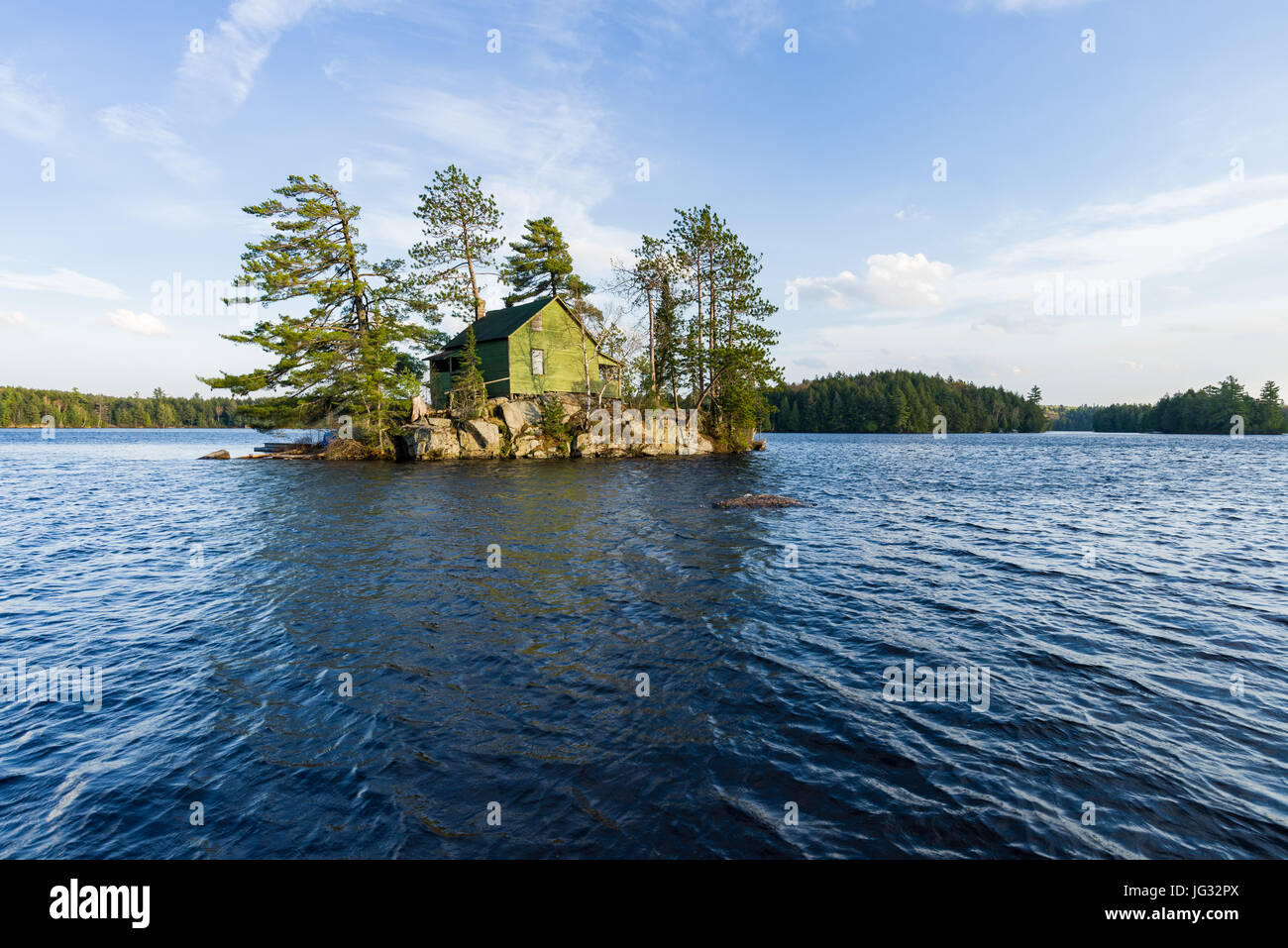 Maison en bois sur petite île entourée par les arbres et le lac, Algonquin Provincial Park, Ontario, Canada Banque D'Images