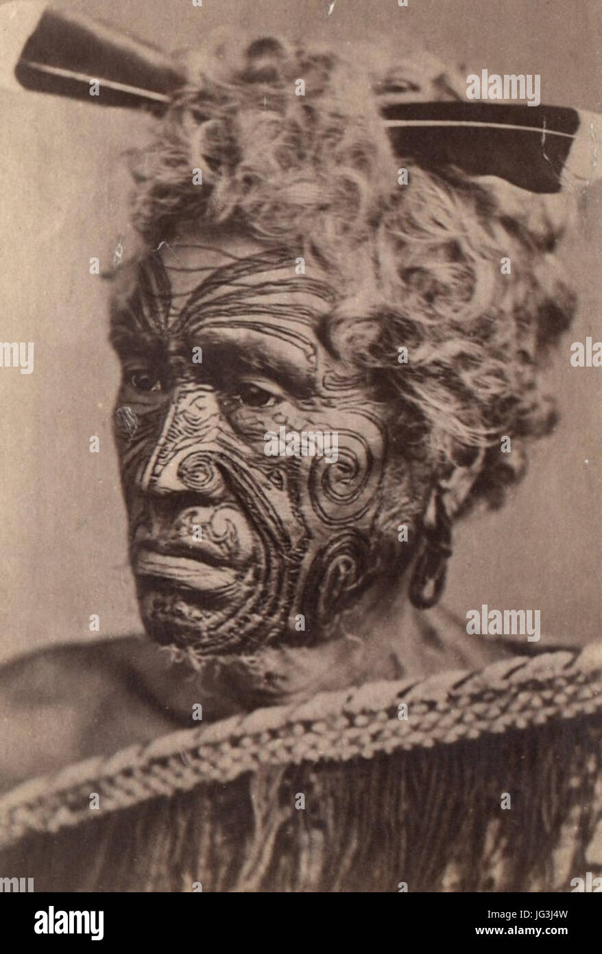 Homme au visage tatoué maori Banque D'Images